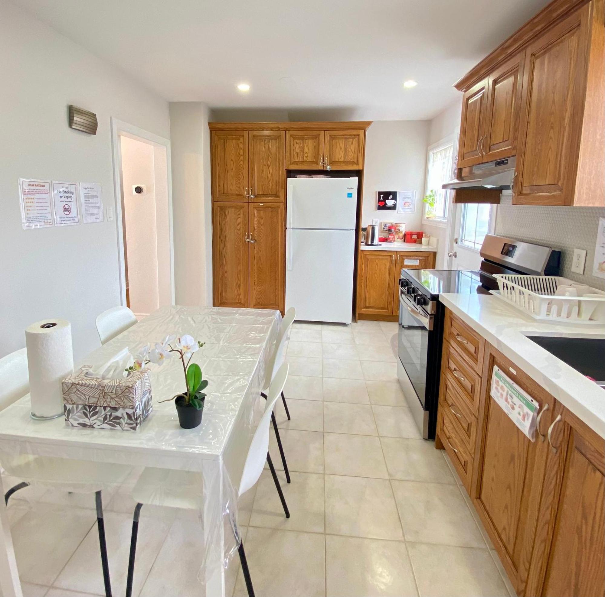 Sunny House - Main Floor, Free Parking, In Gasthof