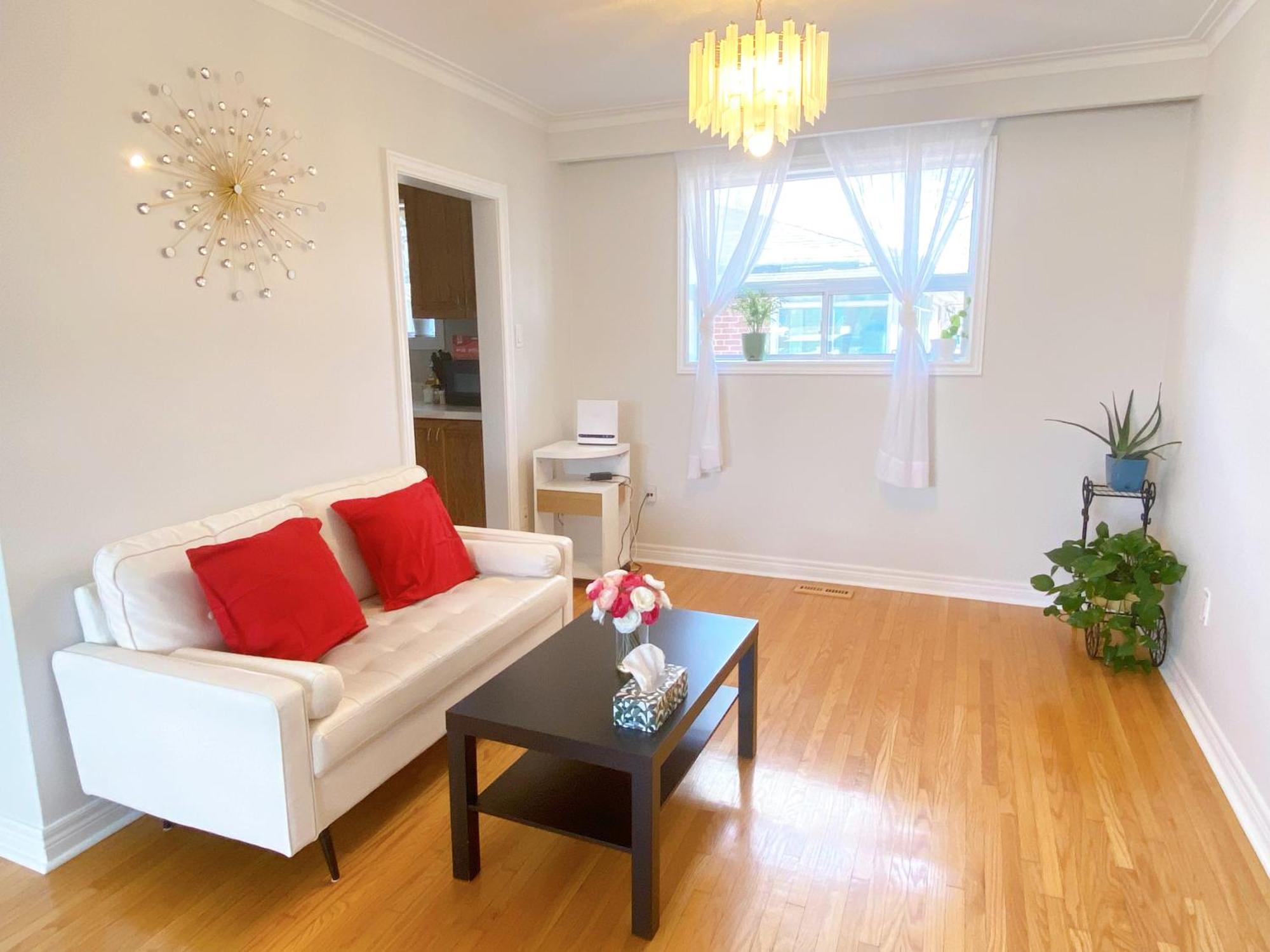 Sunny House - Main Floor, Free Parking, In Gasthof *